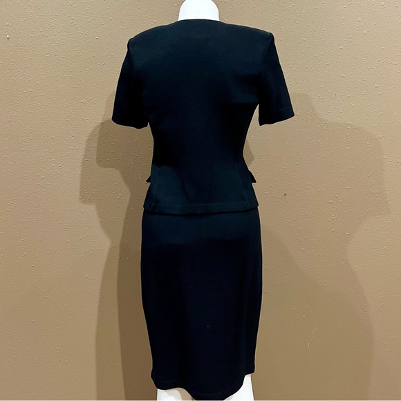 St John 2 piece black knit short sleeve suit. Size 4 - Picture 8 of 8